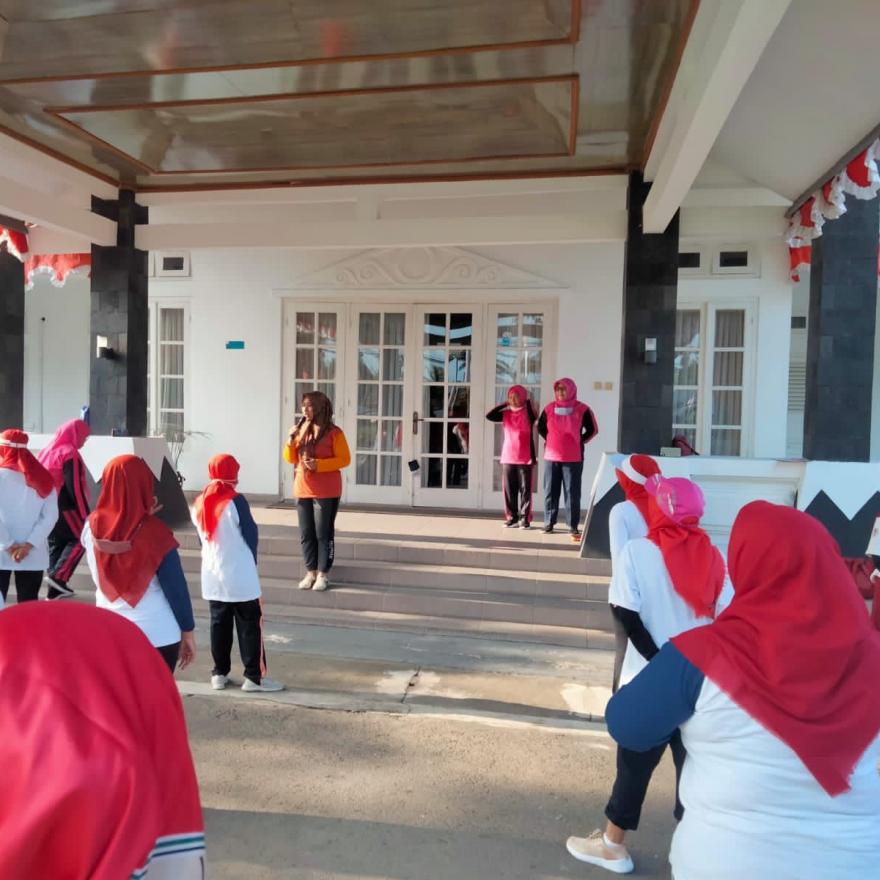 PENGURUS  PKK KALURAHAN PLERET MENGIKUTI  KEGIATAN PERWOSI SENAM SEHAT  PROJO TAMAN SARI 